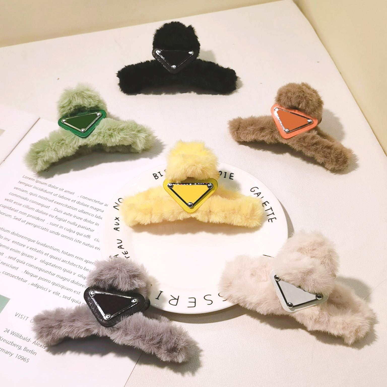 16color Brand Designer Triangle Letters Pattern Hair Clamps Elegant Women Plush Claws Clip Vintage Retro Winter Fall Shark Clips Headwear Fashion Accessories
16color Brand Designer Triangle Letters Pattern Hair Clamps Elegant Women Plush Claws Clip Vintage Retro Winter Fall Shark Clips Headwear Fashion Accessories