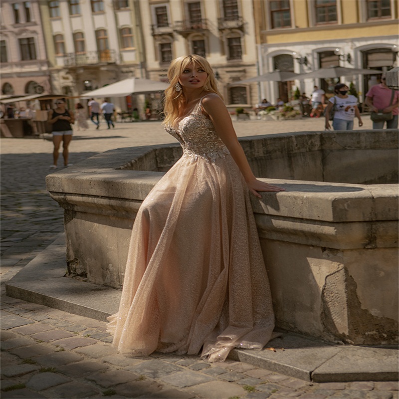 Champagne Chic Wedding Dresses A Line Boho Bling Sequins Sleeveless Appliqued Lace Bridal Gowns Custom Made Ruched Tulle Robes De Mariée