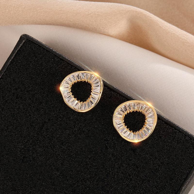 Fashion Simple Gold Color Irregular Circle Earring for Women Exquisite Bling Zircon Stud Earring Wedding Jewelry Party Gift
Fashion Simple Gold Color Irregular Circle Earring for Women Exquisite Bling Zircon Stud Earring Wedding Jewelry Party Gift