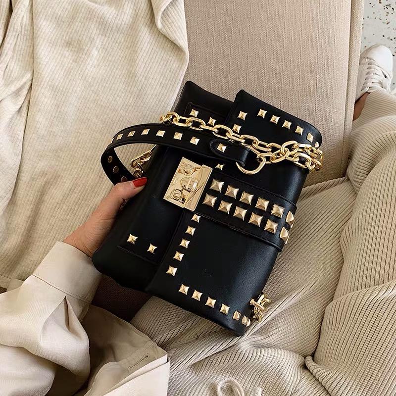 Autumn and Winter New Female Bag Rivet Chain Shoulder Bag Messenger Fashionable Purses, Black
Autumn and Winter New Female Bag Rivet Chain Shoulder Bag Messenger Fashionable Purses, Black