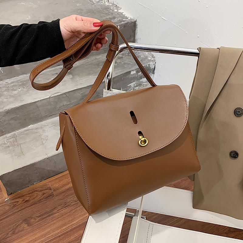 Niche Design 2021 Different Packages Large Capacity Square Bag Underarm Bag Dual-use Width: 28cm, Black
Niche Design 2021 Different Packages Large Capacity Square Bag Underarm Bag Dual-use Width: 28cm, Black
