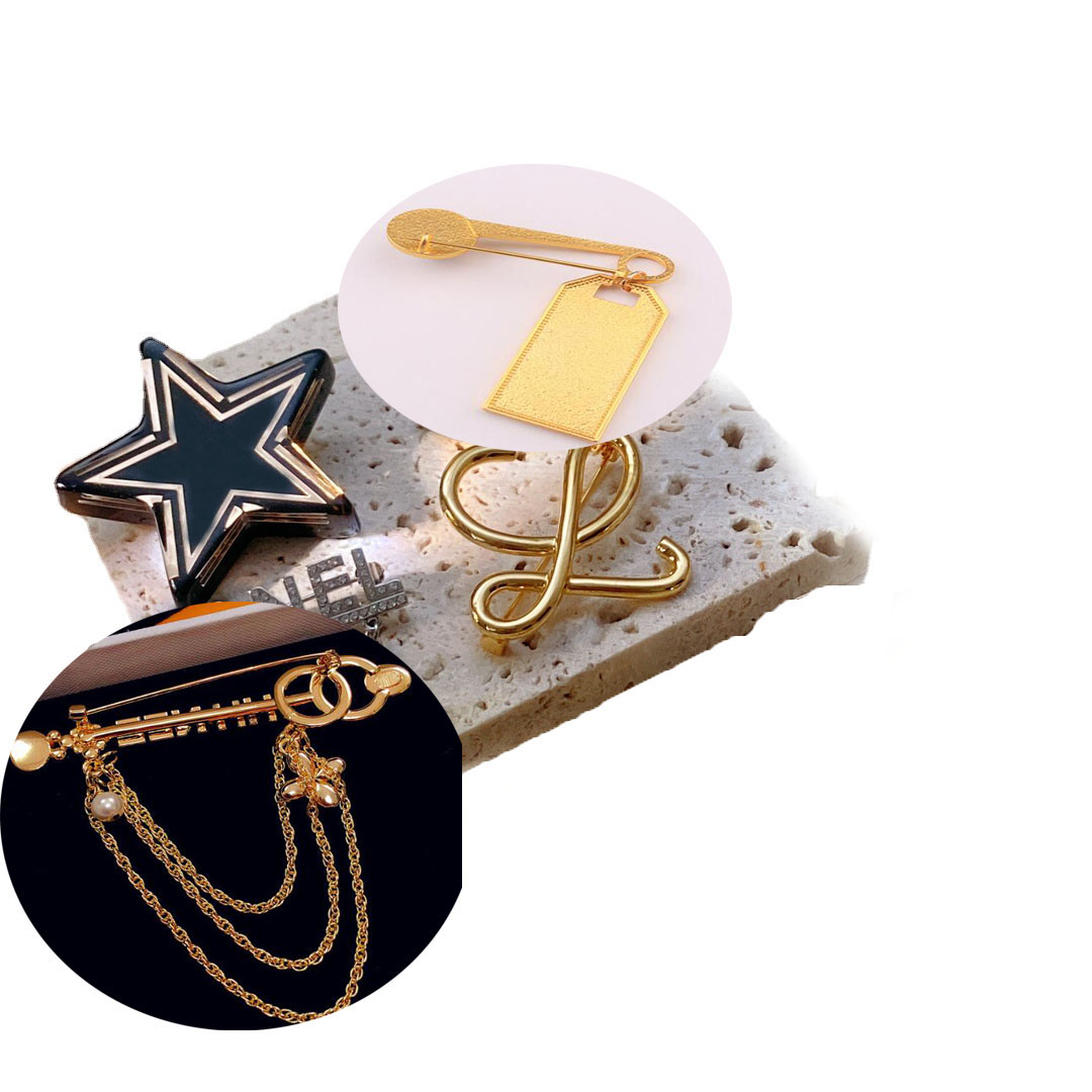 8color 22ss Real Gold Plating 925 Silver Brass Copper Pins Women Designer Brooch Double Letter Brooches Small Sweet Wind Jewelry Clothing Decoration High Quality
8color 22ss Real Gold Plating 925 Silver Brass Copper Pins Women Designer Brooch Double Letter Brooches Small Sweet Wind Jewelry Clothing Decoration High Quality