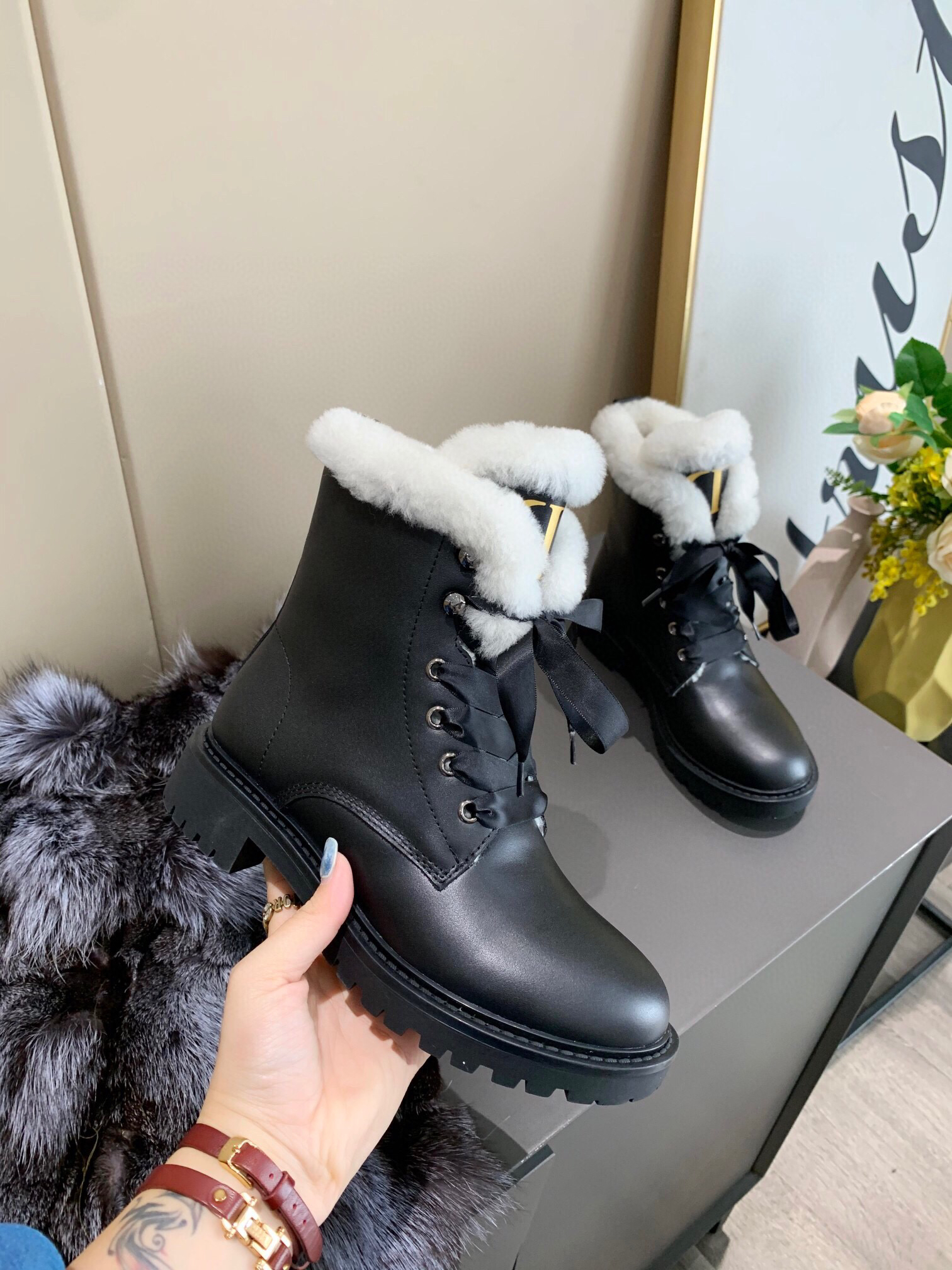 020 Luxury Empreinte short boots autumn and winter authentic cowhide women's shoes designer fashion Martin boots hairy lining snow boots 41, Black
020 Luxury Empreinte short boots autumn and winter authentic cowhide women's shoes designer fashion Martin boots hairy lining snow boots 41, Black