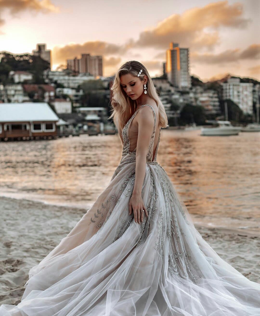2021 Mermaid Beach Wedding Dresses With Detachable Train Lace Appliqued Beaded Luxury Bridal Gowns Deep V Neck Backless Wedding Dress