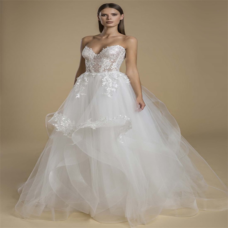 New Arrival A Line Wedding Dresses Fashion Tiered Tulle Appliqued Lace Country Bridal Gowns Custom Made Robes De Mariée Backless Sweep Train