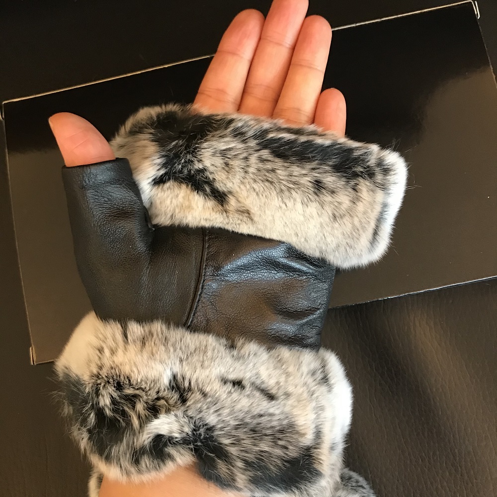 Vintage style glove winter soft genuine leather Open finger gloves with Rabbit fur black gloves good quality with gift box (Anita)
Vintage style glove winter soft genuine leather Open finger gloves with Rabbit fur black gloves good quality with gift box (Anita)