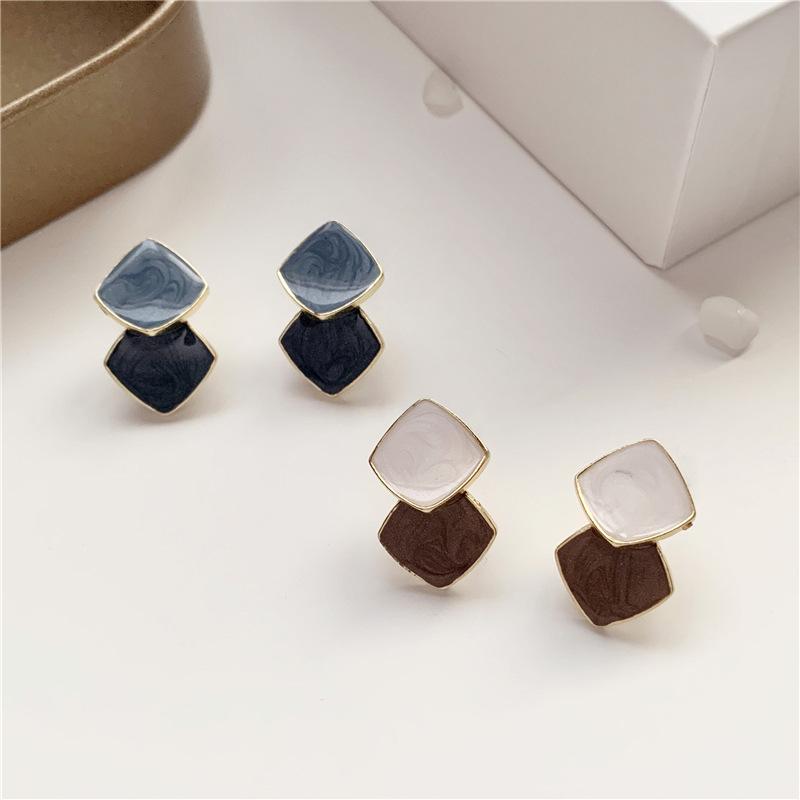 Korean Vintage Color Contrast Enamel Stud Earrings for Women Simple Square Shell Fragment Earrings Fashion Wedding Jewelry
Korean Vintage Color Contrast Enamel Stud Earrings for Women Simple Square Shell Fragment Earrings Fashion Wedding Jewelry