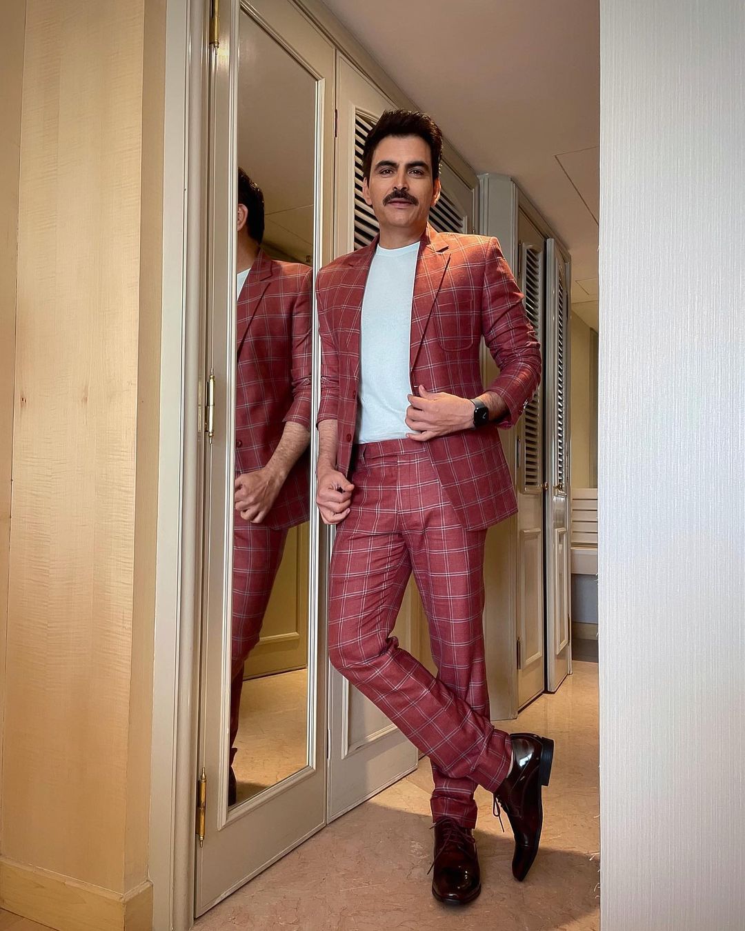 Handsome Wedding Suits Two-Pieces Jacket And Pants Tuxedo Shawl Lapel Slim Formal Party Dance Suit Custom