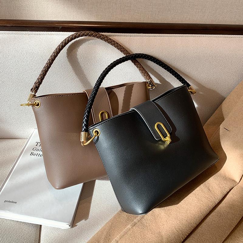 Niche Design Senior Handbags New Fashion Western-style Messenger Bag Shoulder Bucket Bag Underarm Dual-use Width: 30cm, Black
Niche Design Senior Handbags New Fashion Western-style Messenger Bag Shoulder Bucket Bag Underarm Dual-use Width: 30cm, Black