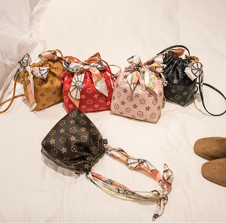 Printing Mini Purse Ladies Pu Mobile Phone Handbags Shoulder Bags Girl Silk Scarf Bow Single Drawstring Portable Bucket Bag
Printing Mini Purse Ladies Pu Mobile Phone Handbags Shoulder Bags Girl Silk Scarf Bow Single Drawstring Portable Bucket Bag