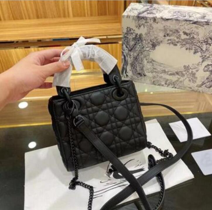 Big-name designer ladies one-shoulder messenger bag 2021 retro all-match clamshell PU leather letters female party handbag wide belt bag 01, Black-2
Big-name designer ladies one-shoulder messenger bag 2021 retro all-match clamshell PU leather letters female party handbag wide belt bag 01, Black-2