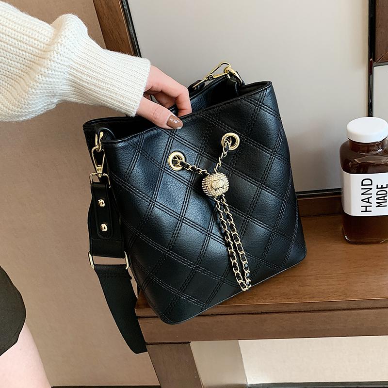 Popular Handbags 2021 New Fashion All-match Crossbody Bag High-end Western Style Diamond Chain Drawstring Bucket Bag Width: 20cm, Black
Popular Handbags 2021 New Fashion All-match Crossbody Bag High-end Western Style Diamond Chain Drawstring Bucket Bag Width: 20cm, Black