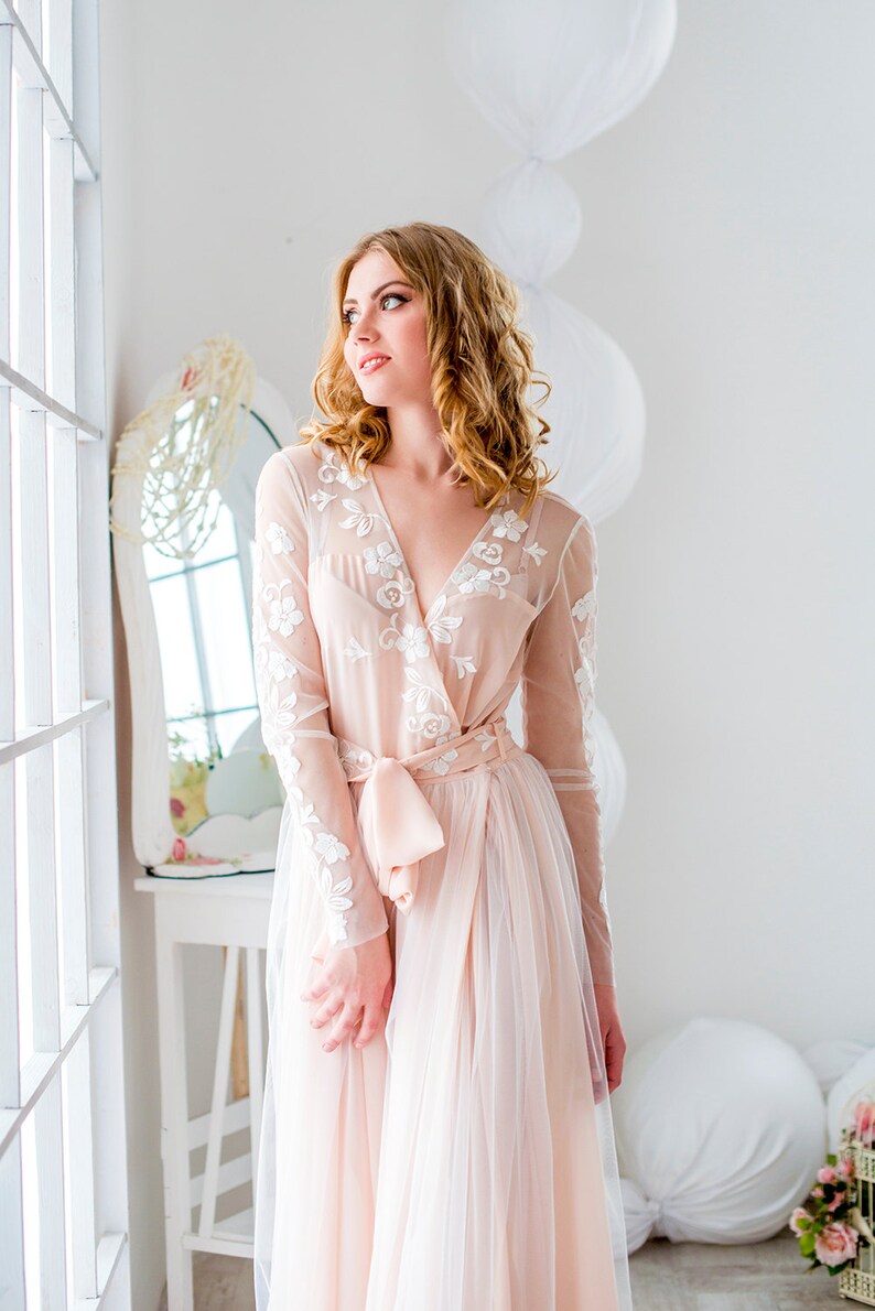 New Elegant Tailored Blush Pink Night Robes Women Ladies Illusion Lace Appliques Sleepwear Bathrobe Sheer Nightgowns