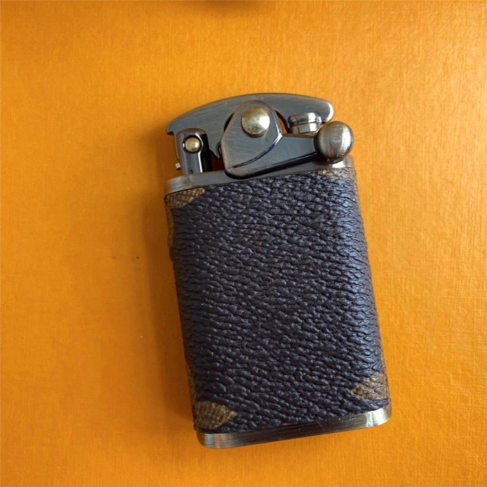 LIVI Leather Kerosene Lighter Collectable Wind proof Pure Copper Thin Fuel Compact Key Chain Petrol Grinding Wheel Lighters Outdoor Tools Christmas present
LIVI Leather Kerosene Lighter Collectable Wind proof Pure Copper Thin Fuel Compact Key Chain Petrol Grinding Wheel Lighters Outdoor Tools Christmas present