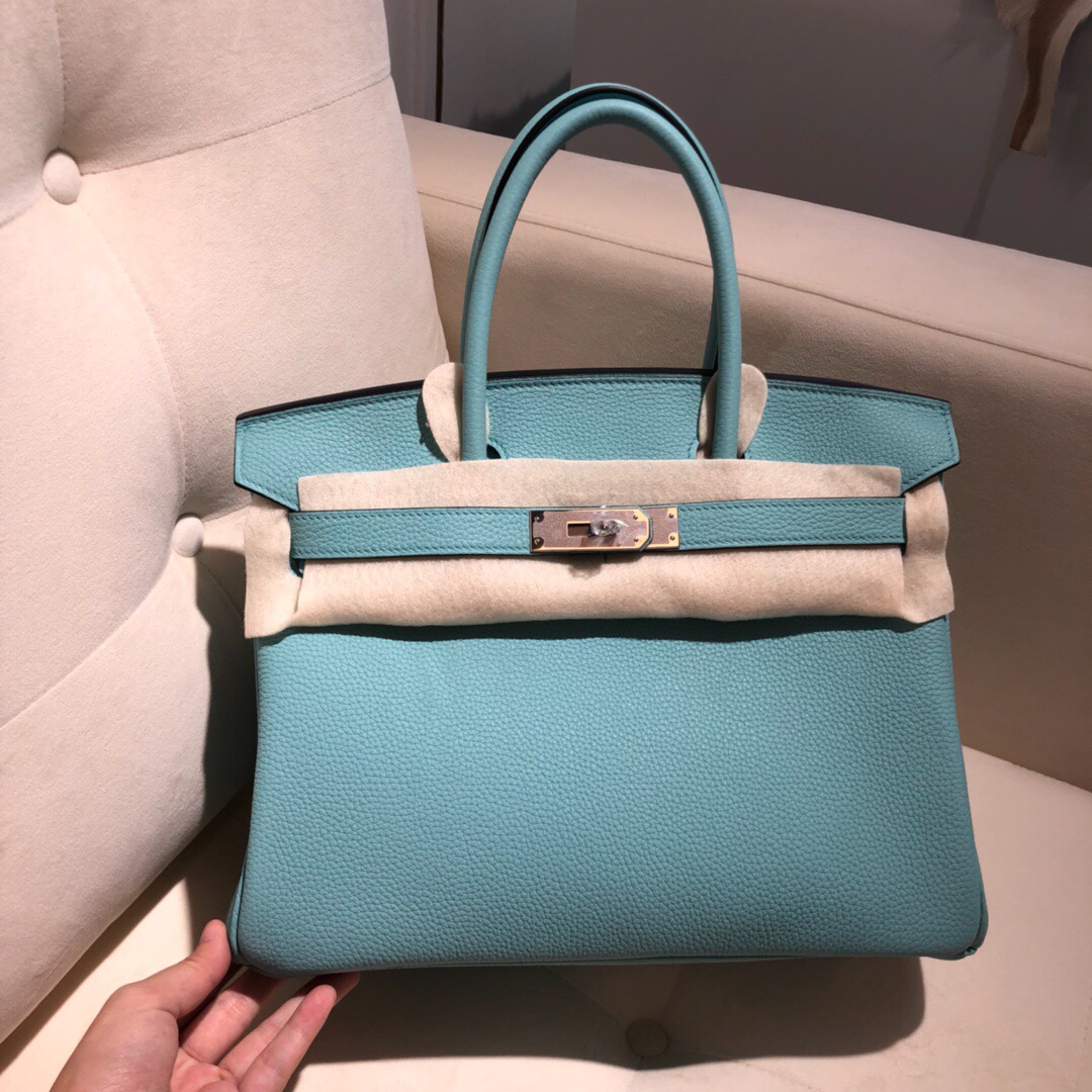wholesale,half handmade light blue togo design briikin bag30cm,also have size 25 35cm,wax thread,have gold and silver hardware,fast delivery
wholesale,half handmade light blue togo design briikin bag30cm,also have size 25 35cm,wax thread,have gold and silver hardware,fast delivery