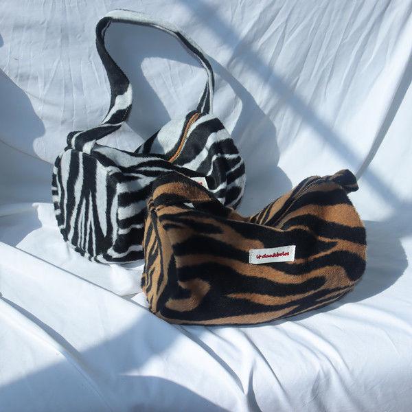 Wool cloth small round bag zebra plush cylinder bag retro atmosphere pillow autumn and winter new shoulder underarm, Black brown zebra
Wool cloth small round bag zebra plush cylinder bag retro atmosphere pillow autumn and winter new shoulder underarm, Black brown zebra