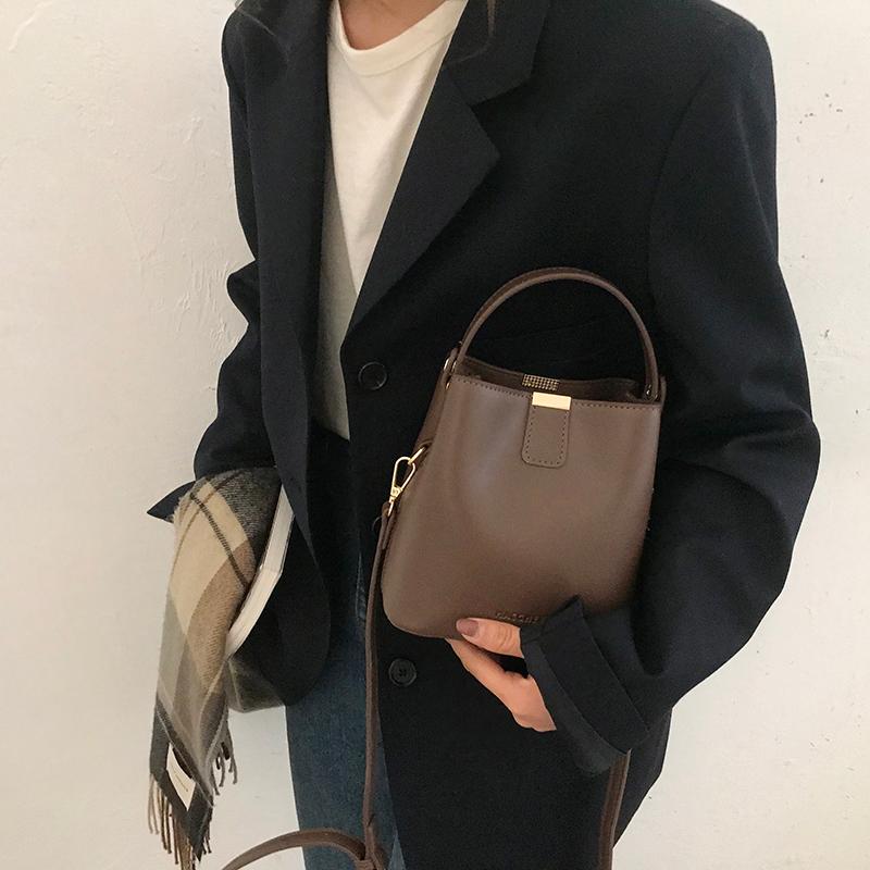 Vintage 2021 New Fashion Portable Bucket Bag Niche Design All-macth Simple Pu Leather Women Casual Shoulder Bag E001, Black
Vintage 2021 New Fashion Portable Bucket Bag Niche Design All-macth Simple Pu Leather Women Casual Shoulder Bag E001, Black