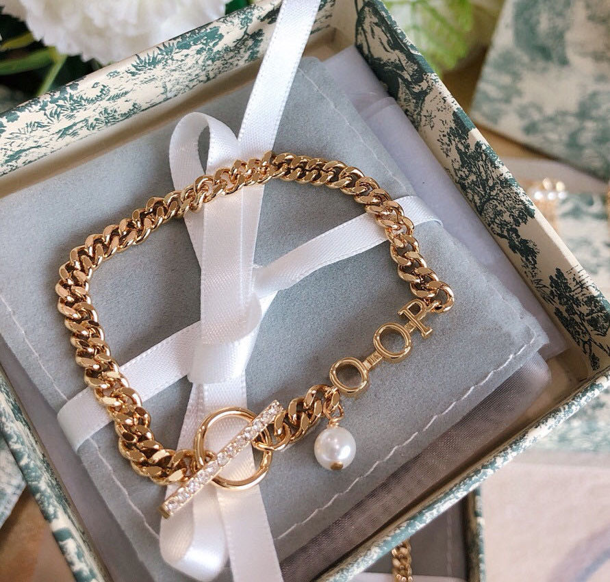 TOP SELL Fashion letter bracelet bangle for lady Women Party Wedding Lovers gift engagement Jewelry With BOX .
TOP SELL Fashion letter bracelet bangle for lady Women Party Wedding Lovers gift engagement Jewelry With BOX .