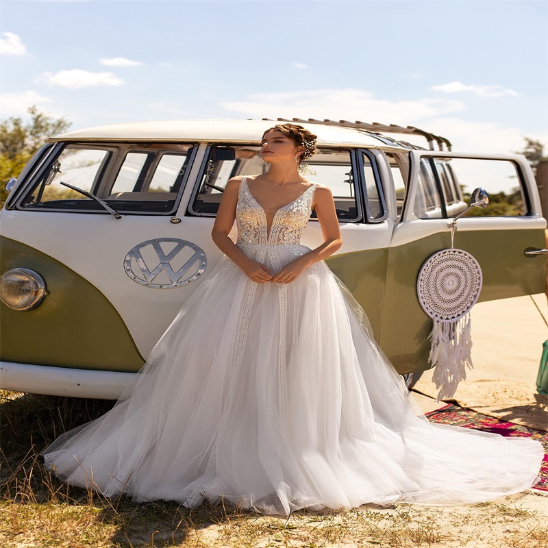 Sexy V Neck Wedding Dresses Sleeveless Boho Beach Bridal Gowns Appliqued Lace Sweep Train Custom Made Soft Tulle Vestido De Novia Backless