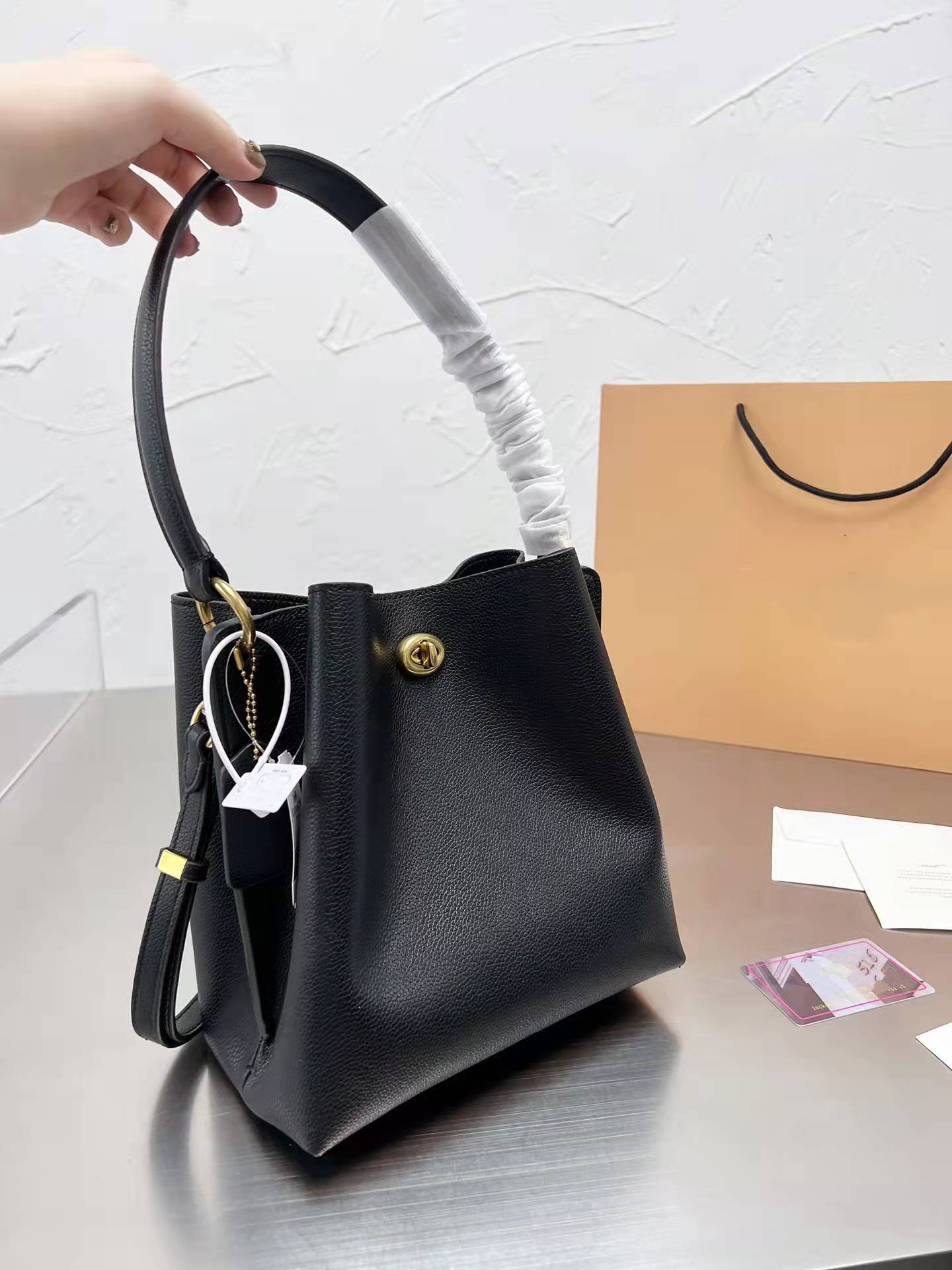 Luxuries Designers Women Bag The bucket bucket bags has two layers of calfskin vintage hardware and exquisite hand stitching
Luxuries Designers Women Bag The bucket bucket bags has two layers of calfskin vintage hardware and exquisite hand stitching
