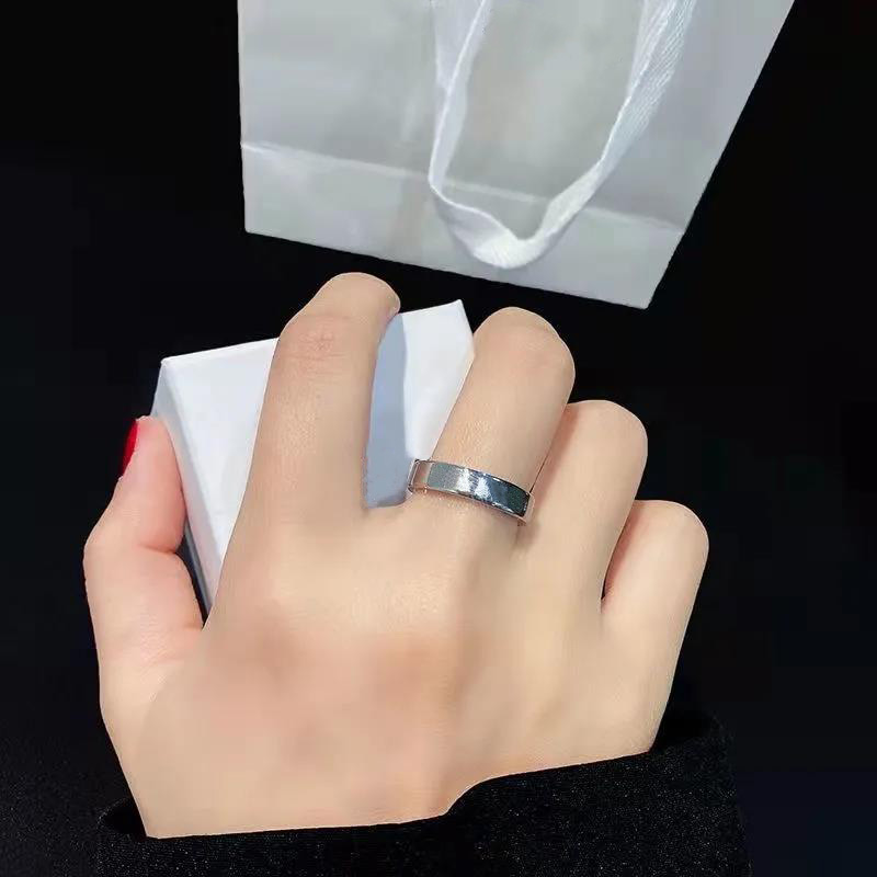 Luxurys Designer Ring luxury fashion men's and women's plain circle couple's rings simple personalized jewelry
Luxurys Designer Ring luxury fashion men's and women's plain circle couple's rings simple personalized jewelry