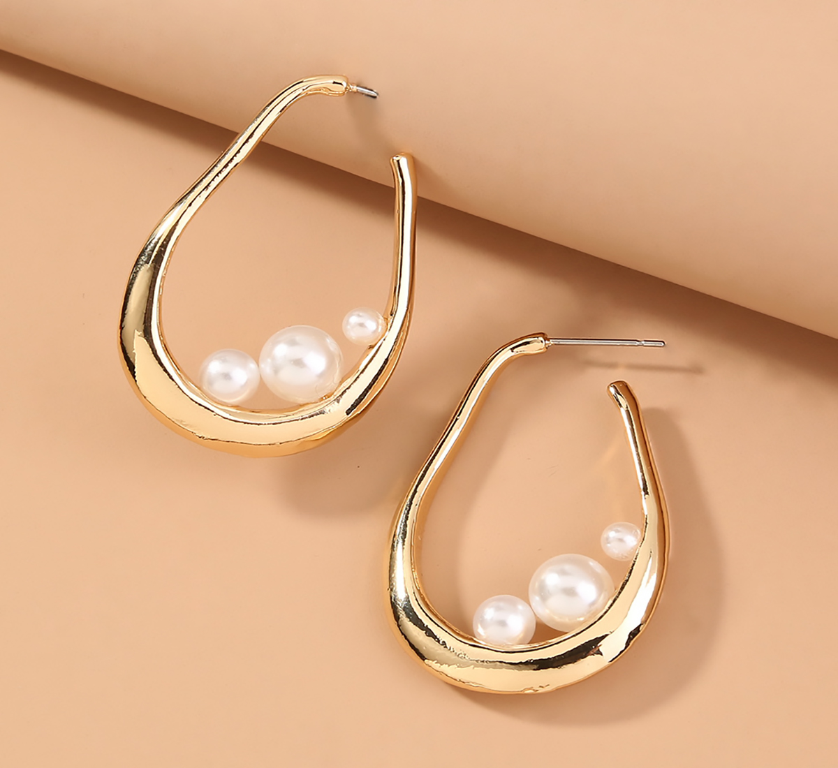 Hot-selling necklace metal geometric accessories simple and fashionable U-shaped size pearl earrings temperament pearl earrings earrings fac
Hot-selling necklace metal geometric accessories simple and fashionable U-shaped size pearl earrings temperament pearl earrings earrings fac