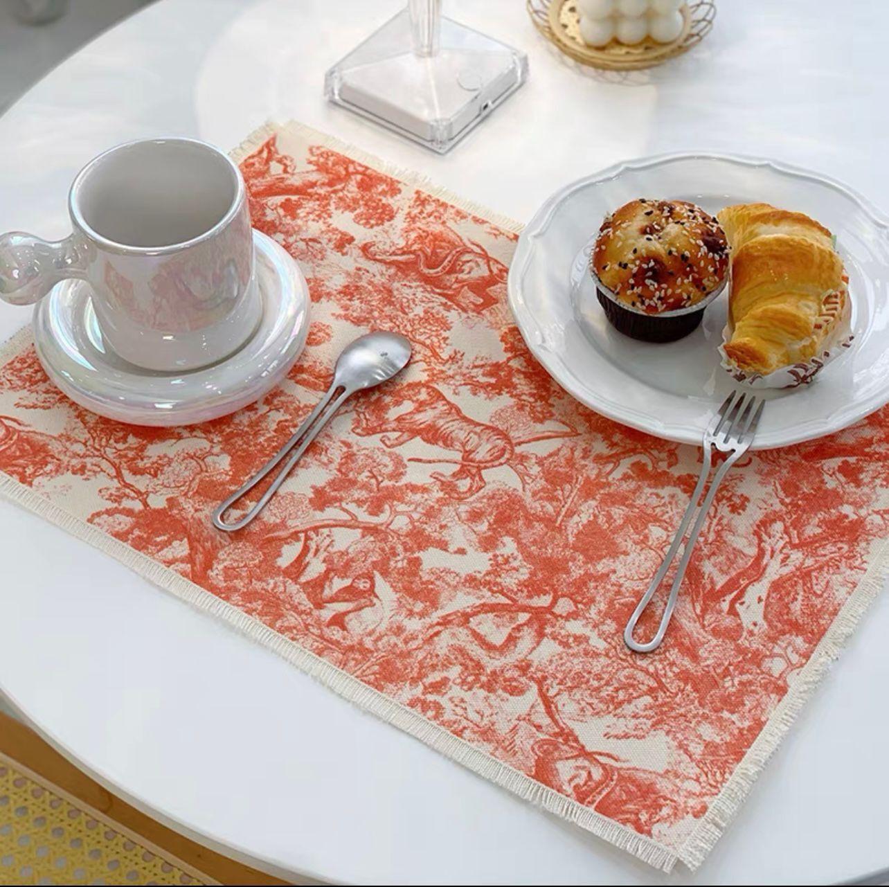 Luxury Signage Placemat Pads Design Pattern Printed linen material fabric tassel decoration Mat Pad for festival gifts table decoration dinner party
Luxury Signage Placemat Pads Design Pattern Printed linen material fabric tassel decoration Mat Pad for festival gifts table decoration dinner party