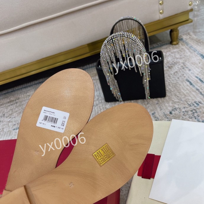 Shoes Men 35-42 Women Luxury Sneaker Cow Leather Designers Bee Pattern womens mens Bottom Tiger Red Green yh211120, Choose the color
Shoes Men 35-42 Women Luxury Sneaker Cow Leather Designers Bee Pattern womens mens Bottom Tiger Red Green yh211120, Choose the color