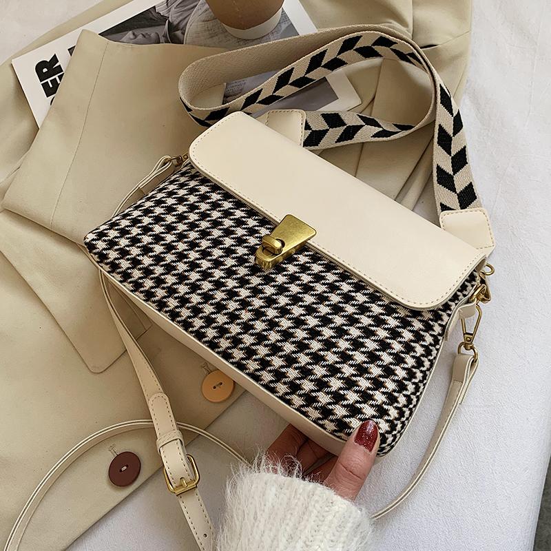 Niche Design Popular Handbags 2021 New Fashion Messenger Bag Korean Shoulder Square Bag Underarm Dual-use Width: 26cm, Black
Niche Design Popular Handbags 2021 New Fashion Messenger Bag Korean Shoulder Square Bag Underarm Dual-use Width: 26cm, Black