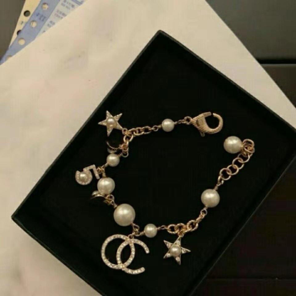 The new five-pointed star 5 word bracelet pearl bracelet ZG brass material quite personality fashion designer luxury bracelet free delivery
The new five-pointed star 5 word bracelet pearl bracelet ZG brass material quite personality fashion designer luxury bracelet free delivery