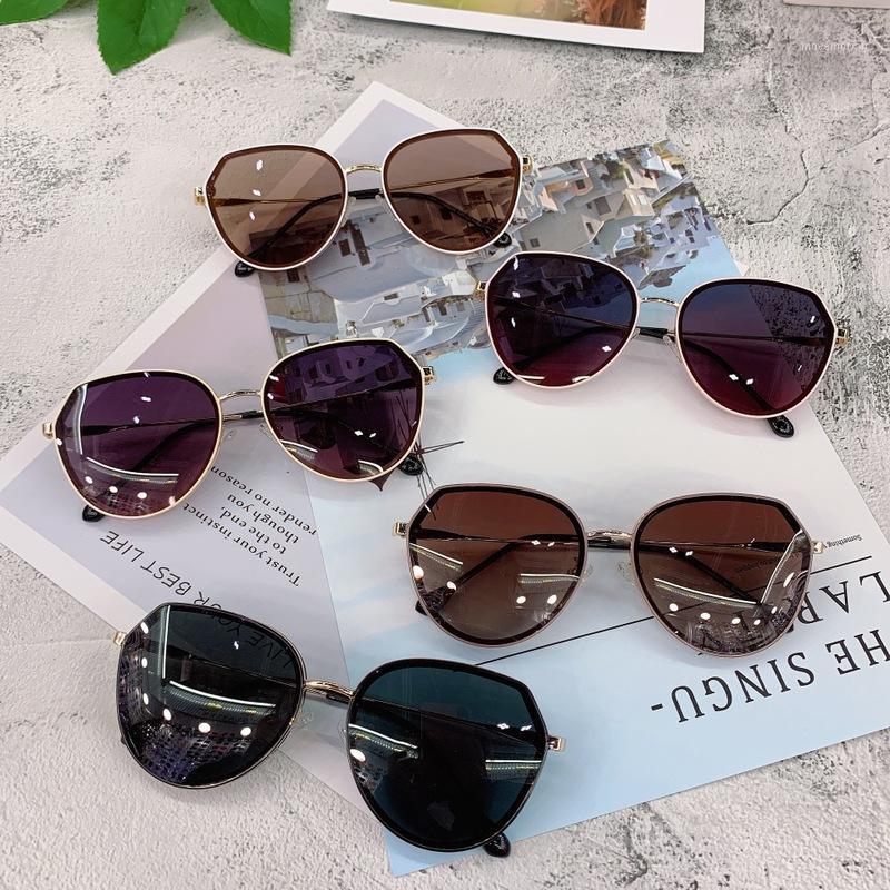 New atmospheric adult polarizer 20210 men's and women's street shooting cool Sunglasses outdoor UV proof Sunglasses1
New atmospheric adult polarizer 20210 men's and women's street shooting cool Sunglasses outdoor UV proof Sunglasses1