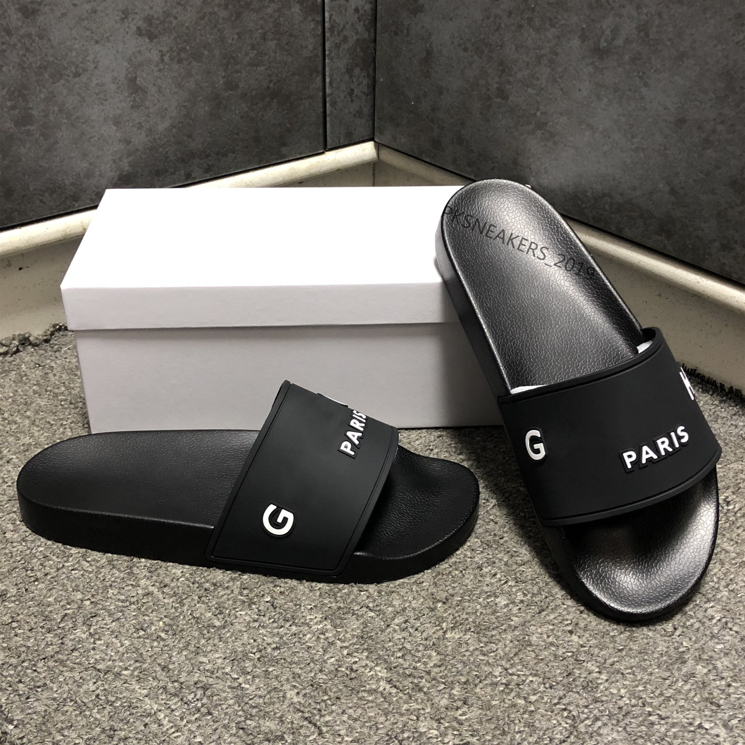 Fashion slide sandals slippers for men women WITH ORIGINAL BOX Hot Designer unisex beach flip flops slipper BEST QUALITY
Fashion slide sandals slippers for men women WITH ORIGINAL BOX Hot Designer unisex beach flip flops slipper BEST QUALITY