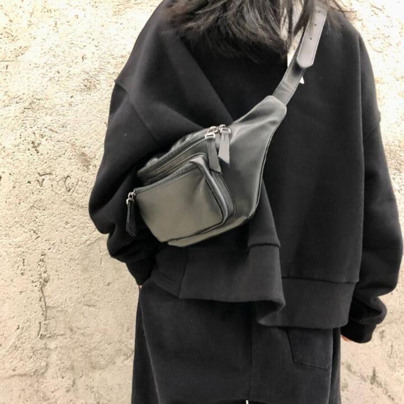 100% Natural Cowhide Chest Shoulder Bag Waist Packs for Female Portable Genuine Leather Women Chain Belt Pockets Shoulder Bags1, Black
100% Natural Cowhide Chest Shoulder Bag Waist Packs for Female Portable Genuine Leather Women Chain Belt Pockets Shoulder Bags1, Black