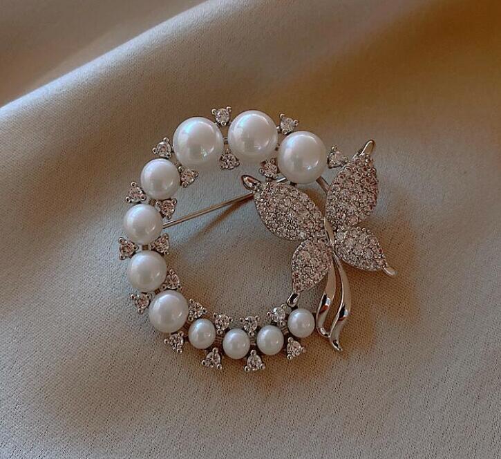 Pearl Rhinestone Wreath Butterfly Brooch for Women Baroque Trendy Elegant Circle Leaf Brooch Pins Party Wedding Gifts GC748