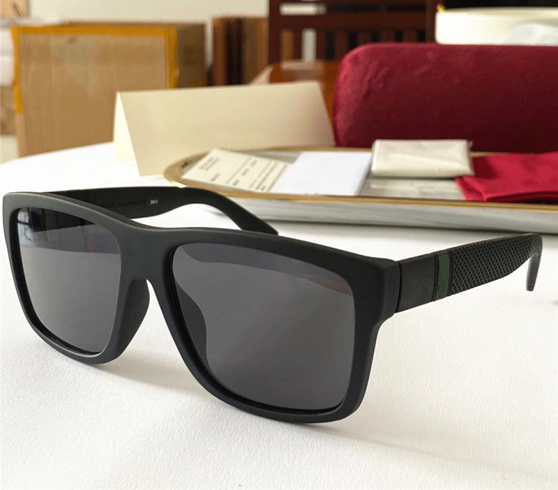 Hot selling avant-garde designer men sunglasses 1124 Classic square frame glasses Use ultra-light materials Comfortable to wear with box
Hot selling avant-garde designer men sunglasses 1124 Classic square frame glasses Use ultra-light materials Comfortable to wear with box