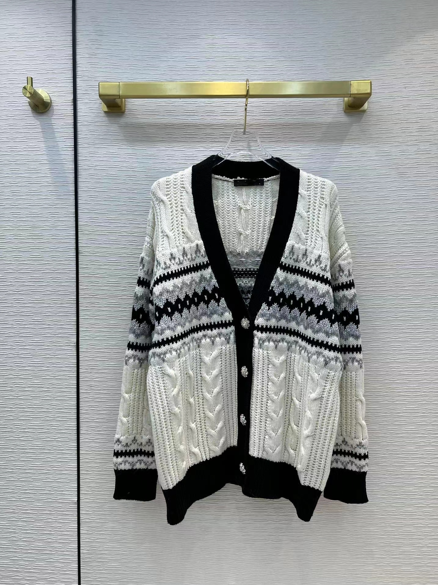 Milan Runway Sweaters 2022 Spring Long Sleeves V Neck Sweater High End Jacquard Cardigan Designer Women' Clothing 1226-5, Picture color
Milan Runway Sweaters 2022 Spring Long Sleeves V Neck Sweater High End Jacquard Cardigan Designer Women' Clothing 1226-5, Picture color
