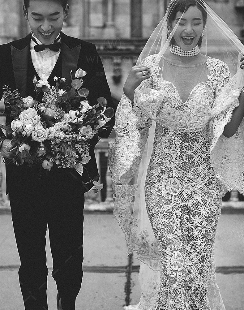 Vintage Lace Country Mermaid Wedding Dresses Ivory And Nude Sexy Open Back Long Bell Sleeves Sweep Train Bridal Gowns Sheer Jewel Neck 2021