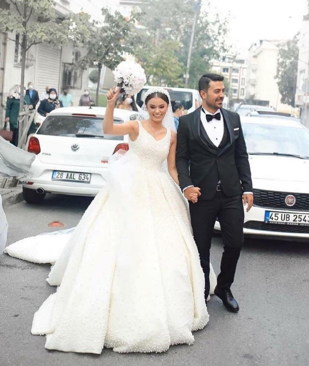 Ball Gown Dresses Pearls Beaded V Neck Straps Sleeveless Custom Made Sweep Train Wedding Bridal Gowns Vestido De Novia