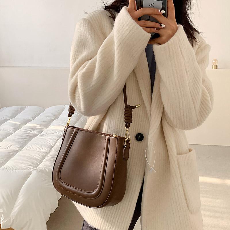 European American Simple Solid Color Ladies Shoulder Bag 2021 New Designer Bag Temperament Simple Female Diagonal, Brown
European American Simple Solid Color Ladies Shoulder Bag 2021 New Designer Bag Temperament Simple Female Diagonal, Brown