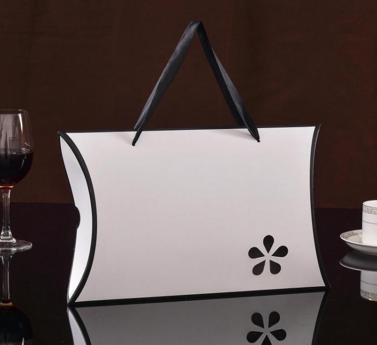 Pillow Shape Scarves Box Hollow Flowers Paper Packaging Boxes White Black Color Large Gift Box with Handle SN1948
Pillow Shape Scarves Box Hollow Flowers Paper Packaging Boxes White Black Color Large Gift Box with Handle SN1948