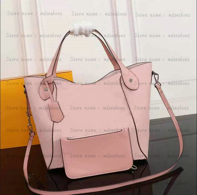 Hina Mahina PM Hobo Perforated Calf Leather GALET GRAY Handbag Luxurys Shoulder Bags MAGNOLIA PINK Women Handbag Designer Cross Body Handle Bag
Hina Mahina PM Hobo Perforated Calf Leather GALET GRAY Handbag Luxurys Shoulder Bags MAGNOLIA PINK Women Handbag Designer Cross Body Handle Bag