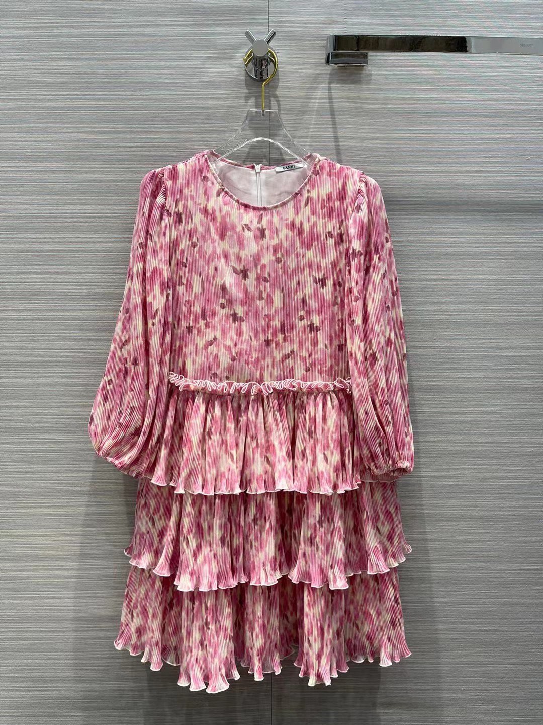 European popular logo spring 2021 new sweet pink watercolor dyed bubble midsleeve chiffon cake dress lady
European popular logo spring 2021 new sweet pink watercolor dyed bubble midsleeve chiffon cake dress lady