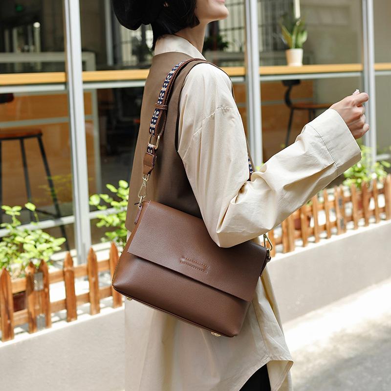 Genuine Leather Handbags New Versatile Wide Shoulder Strap Fashion Small Square Bag Shoulder Bag Simple Messenger Small, Black
Genuine Leather Handbags New Versatile Wide Shoulder Strap Fashion Small Square Bag Shoulder Bag Simple Messenger Small, Black