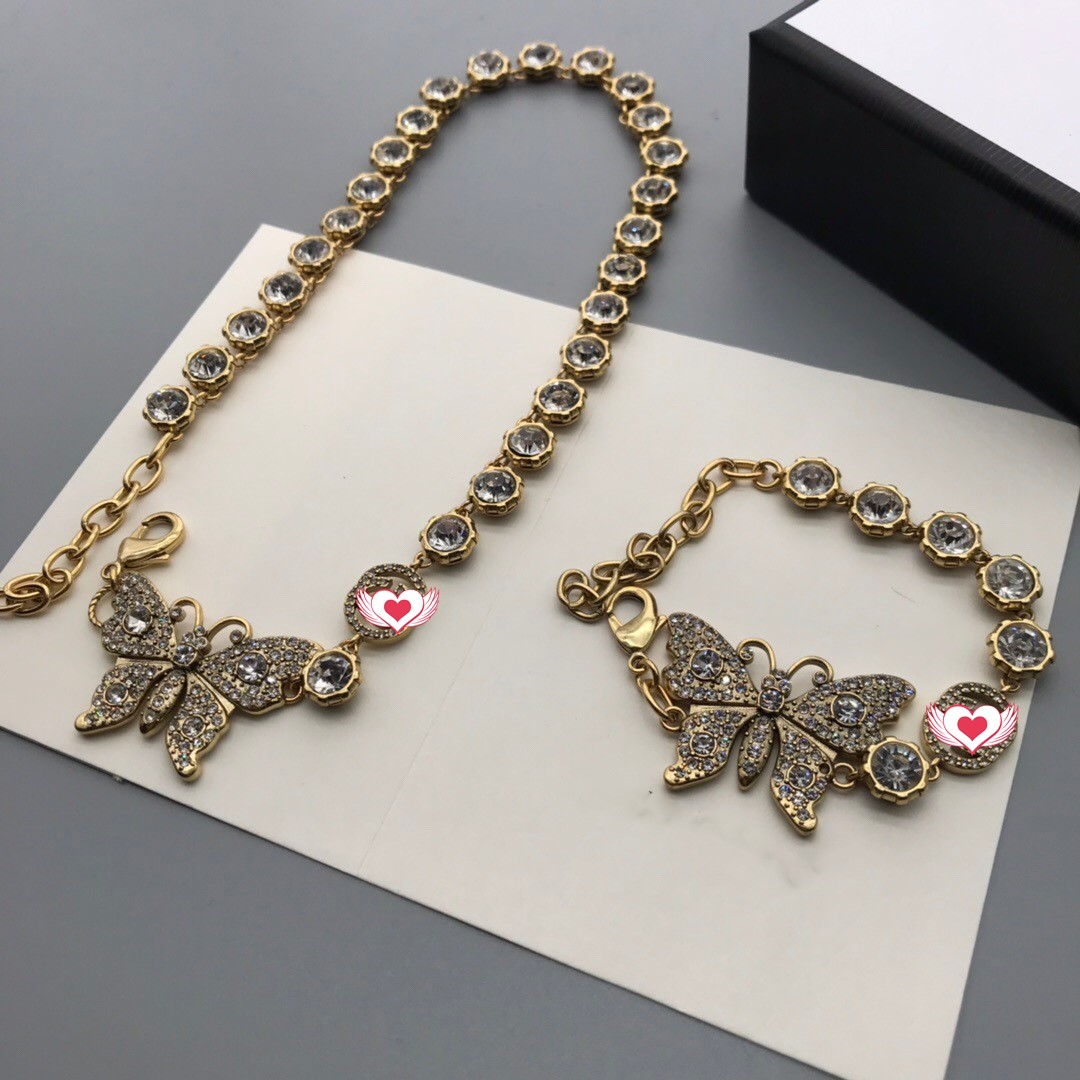 2020 new letter diamond crystal butterfly necklace and bracelet Seiko net celebrity fashion hot style free shipping
2020 new letter diamond crystal butterfly necklace and bracelet Seiko net celebrity fashion hot style free shipping