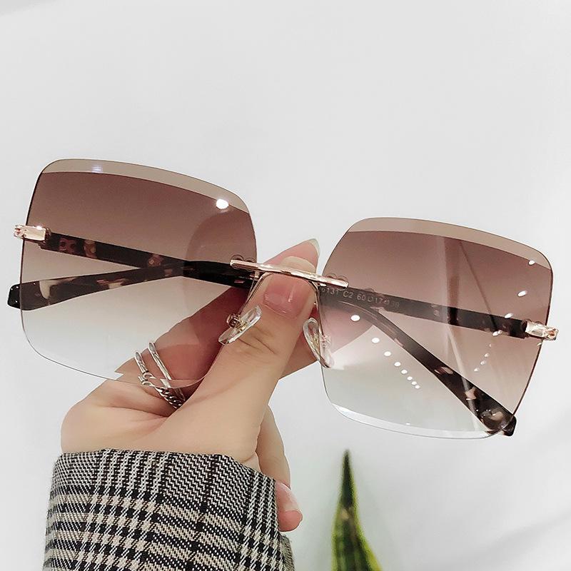 Sunglasses Fashion Black Gradient Sun Glasses UV-RESISTANT UV400 Edge-cut Women Vintage Oversized Classic Brand Designer
Sunglasses Fashion Black Gradient Sun Glasses UV-RESISTANT UV400 Edge-cut Women Vintage Oversized Classic Brand Designer