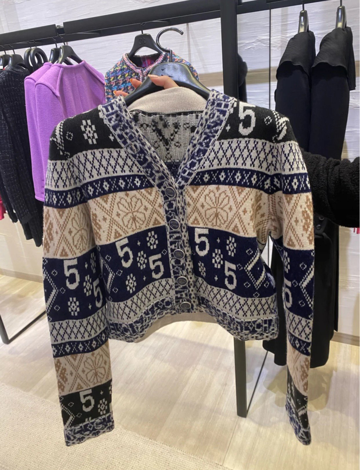 Stripped 2021 New Wool Low-necked v Sweater Cardigan French Style Autumn Winter Costume Designer Luxury Woman 2r11 VL2V, Short cardigan.
Stripped 2021 New Wool Low-necked v Sweater Cardigan French Style Autumn Winter Costume Designer Luxury Woman 2r11 VL2V, Short cardigan.