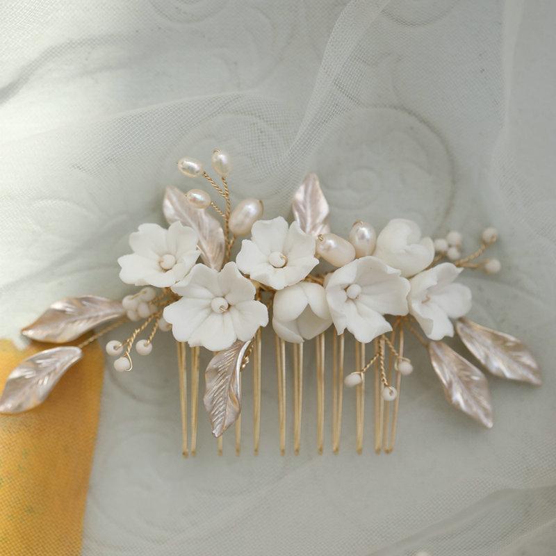 Hand Made Ceramic Flowers Bridal Hair Comb High Quality Pearl Wedding Hair Accessories
Hand Made Ceramic Flowers Bridal Hair Comb High Quality Pearl Wedding Hair Accessories
