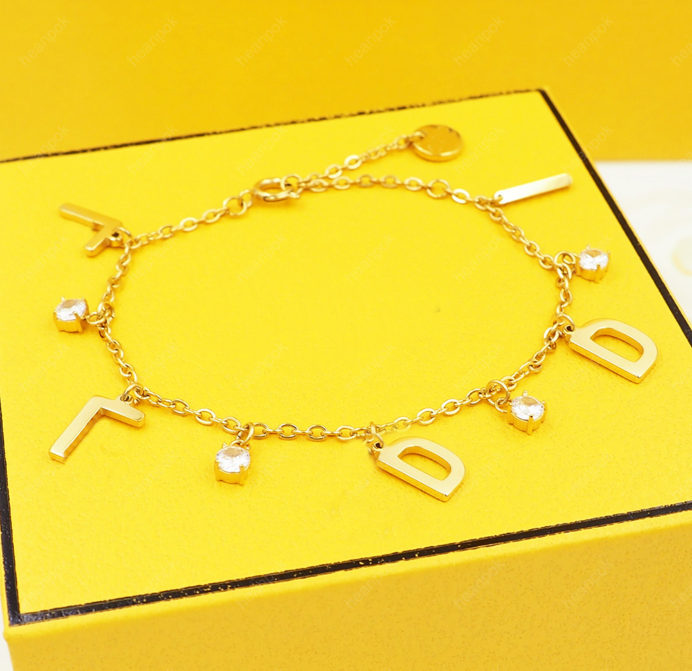 Designer Gold Necklace Bracelet Women Dimond Letters Necklaces Fashion Bracelets For Men Jewelry Luxurys Hight Quality With Box 22011404R
Designer Gold Necklace Bracelet Women Dimond Letters Necklaces Fashion Bracelets For Men Jewelry Luxurys Hight Quality With Box 22011404R