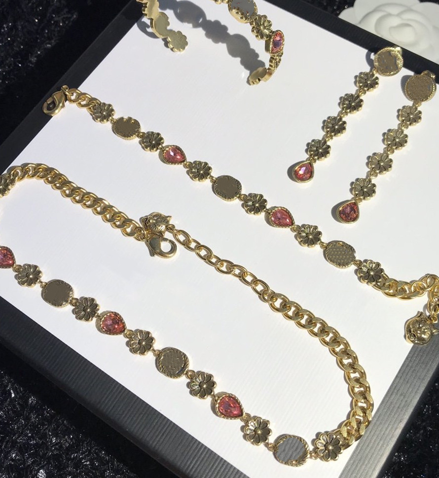 Hot Selling Necklace Earrings Bracelets Set for Woman Chain Bracelet High Quality Brass Total Bracelets Fashion Vintage Bracelets Supply 
Hot Selling Necklace Earrings Bracelets Set for Woman Chain Bracelet High Quality Brass Total Bracelets Fashion Vintage Bracelets Supply