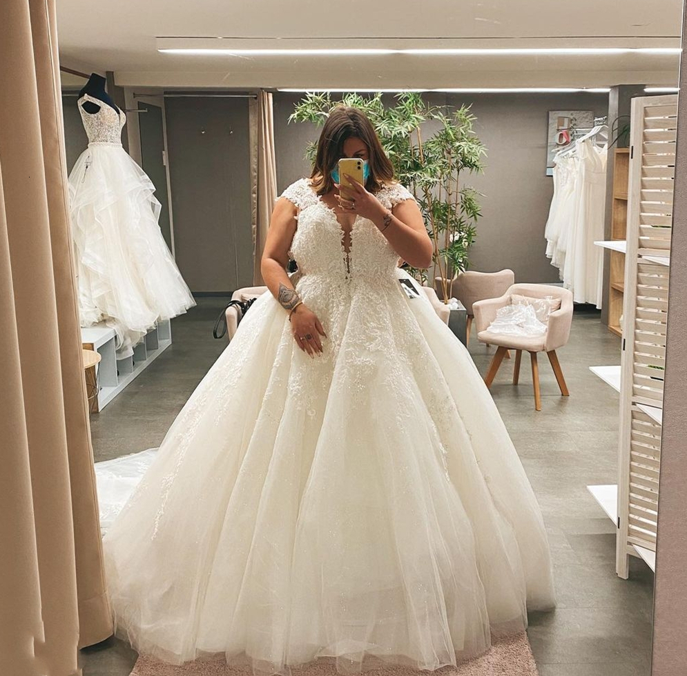 2021 New Plus Size with Sleeveless V-neck Cleavage Gown Elegant Lady Lace Lovely Low Wedding Dress 880Q, Ivory
2021 New Plus Size with Sleeveless V-neck Cleavage Gown Elegant Lady Lace Lovely Low Wedding Dress 880Q, Ivory